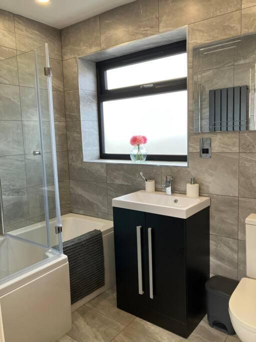 Newly Renovated, Modern - Quiet Location Holiday home